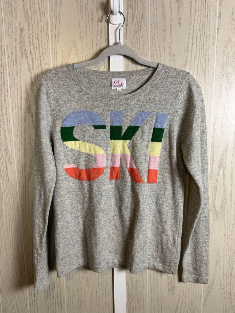 Pink Pineapple 100% Cashmere SKI Word Graphic Sweater Size Small Gray Luxury - Picture 2 of 8